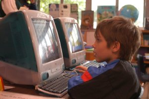 MV5BMTcyNDcwNjk4NV5BMl5BanBnXkFtZTgwNDQyOTYwMjE@._V1__SX961_SY565_